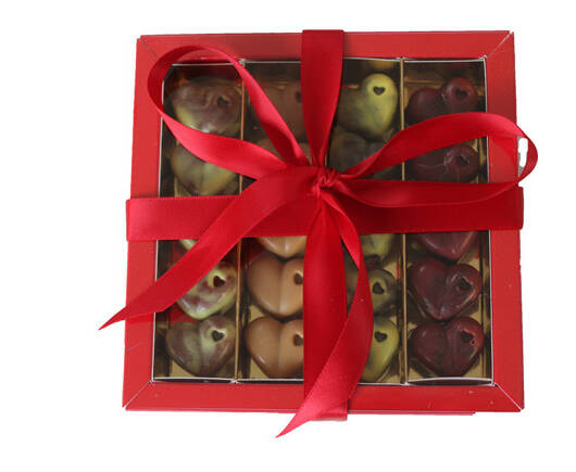 Coffret d’assortiment de cœurs en chocolats noirs, lait, et blonds
